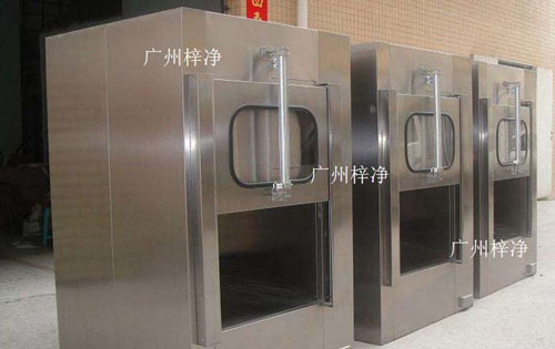 傳遞窗廣泛應用于微細科技、生物實驗室、制藥廠、醫院、食品加工業、LCD、電子廠等等一切需要空氣凈化的場所。