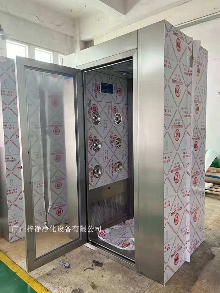 風淋室的主要功能是通過高速氣流將塵埃和污物吹離工作人員的衣物和身體，從而確保進入潔凈室的環境符合規定的潔凈度標準。