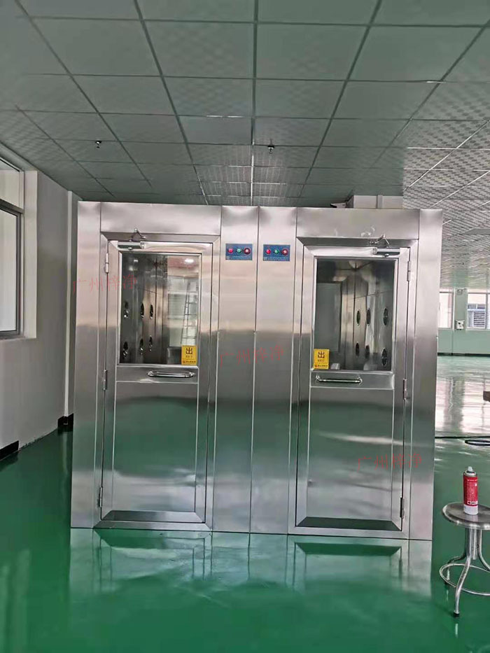 風淋室和潔凈室都是確保產品生產環境達到高潔凈度的重要設施。