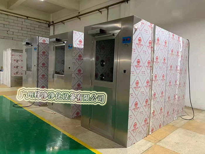 風(fēng)淋室通過(guò)高速氣流將塵埃吹離工作人員的衣物和頭發(fā)，有效降低了進(jìn)入潔凈室內(nèi)的塵埃量，從而維護(hù)了潔凈室內(nèi)的空氣質(zhì)量。