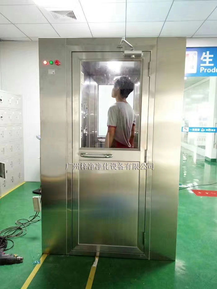 風淋室主要是人員或物品的表面除塵，常用于潔凈室的入口處。