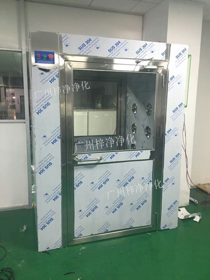 防爆風(fēng)淋室是指風(fēng)淋室的電機(jī)、指示燈、照明燈、接線管必須嚴(yán)格按照防爆標(biāo)準(zhǔn)