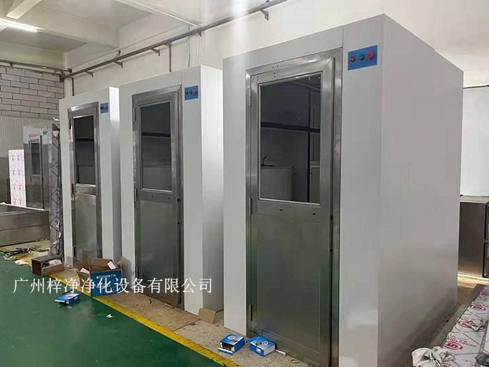 風(fēng)淋室作為潔凈室的人身凈化裝置，對于維持潔凈室的潔凈度至關(guān)重要。